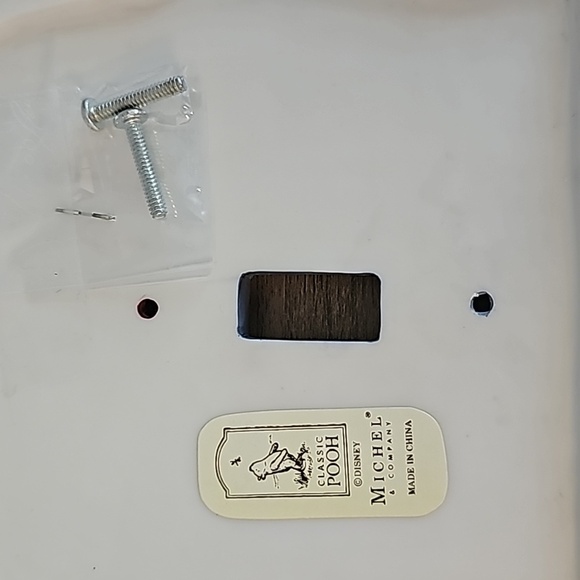 MICHAEL & CO Classic Pooh Ceramic Light Switch Cover - Picture 5 of 6